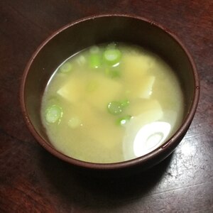 油揚げと長ネギと豆腐のシンプル味噌汁